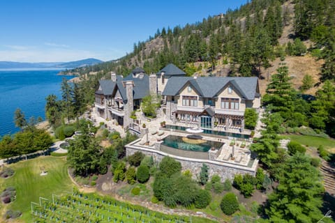Property building, Natural landscape, Bird's eye view, Lake view, Mountain view