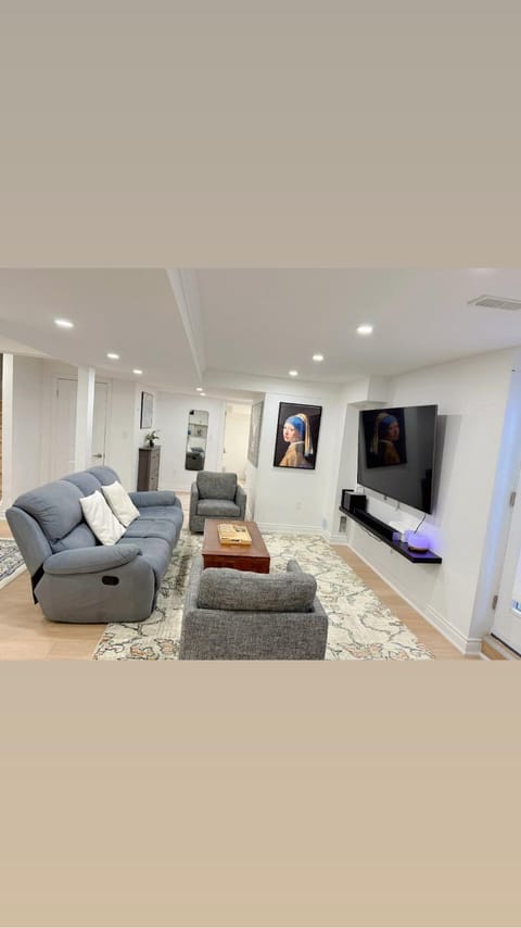Communal lounge/ TV room, TV and multimedia, Living room, Seating area, Evening entertainment
