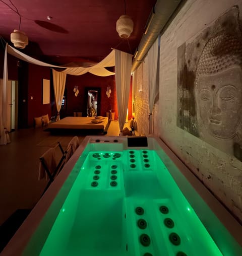 Toilet, Bed, Hot Tub, Massage, Spa and wellness centre/facilities, Food, Meals, Breakfast, Alcoholic drinks, heating