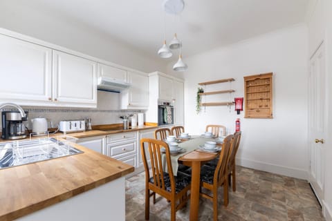 Coffee/tea facilities, Kitchen or kitchenette, Dining area, oven, stove, toaster