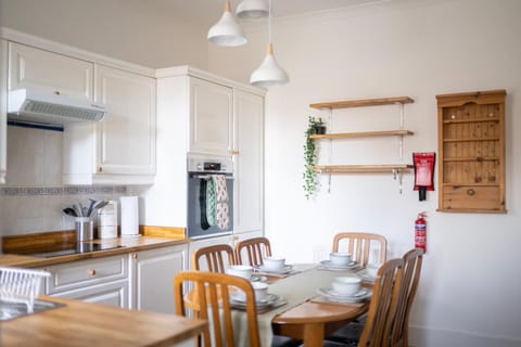 Kitchen or kitchenette, Dining area, oven, stove