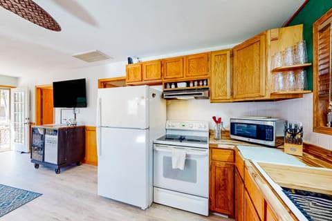 Relax at The Cove Waterfront Getaway House in Roaring River Township