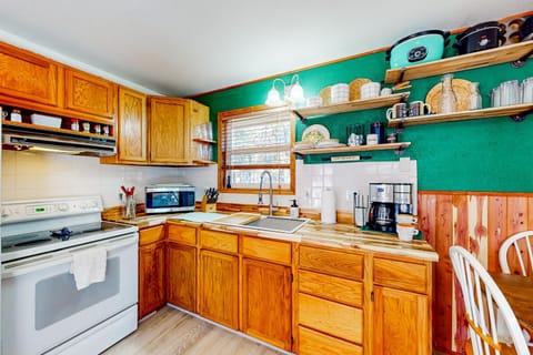 Relax at The Cove Waterfront Getaway House in Roaring River Township