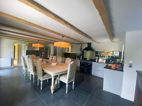 Coffee/tea facilities, Dining area, microwave, oven, stove, kitchen