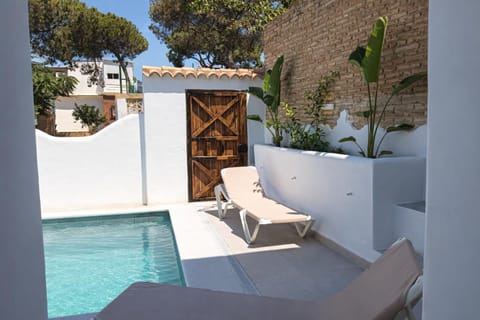 Property building, Patio, Balcony/Terrace, Pool view, Swimming pool, sunbed