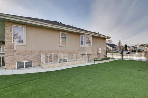 Stunning Peak Views Near Utah Lake! Cozy Getaway Apartment in Orem