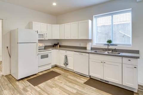 Stunning Peak Views Near Utah Lake! Cozy Getaway Apartment in Orem