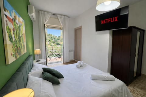 Bed, TV and multimedia, Photo of the whole room, Bedroom, Garden view, towels