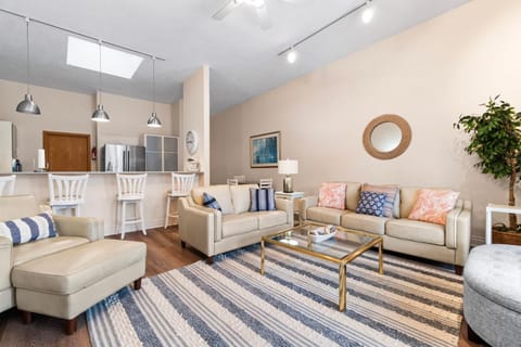 Downtown Charlevoix Balcony Loft Walk to Dining, House in Charlevoix