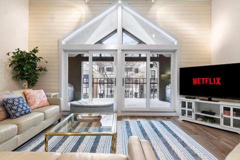 Downtown Charlevoix Balcony Loft Walk to Dining, House in Charlevoix