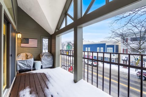 Downtown Charlevoix Balcony Loft Walk to Dining, House in Charlevoix