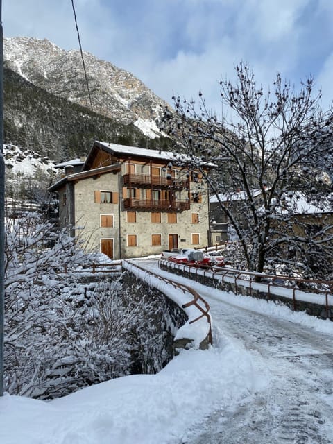 Property building, Day, Natural landscape, Winter, Mountain view