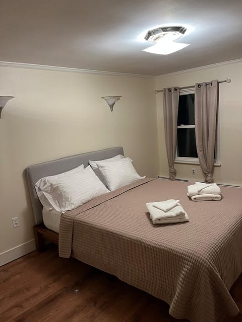 Cozy Stay Near Jiminy Peak & Bousquet Mountain House in Hancock