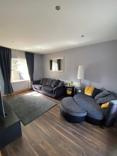 Rockside Villa Cashel Sleeps 7, Jacuzzi Bath, Walk to Rock of Cashel Villa in Co. Tipperary, Ireland