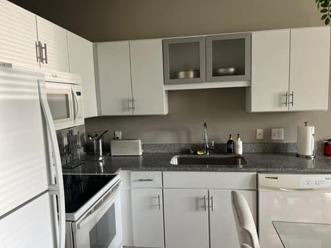 Ann Arbor's Humble Abode 3 mins to Kerrytown Apartment in Ann Arbor