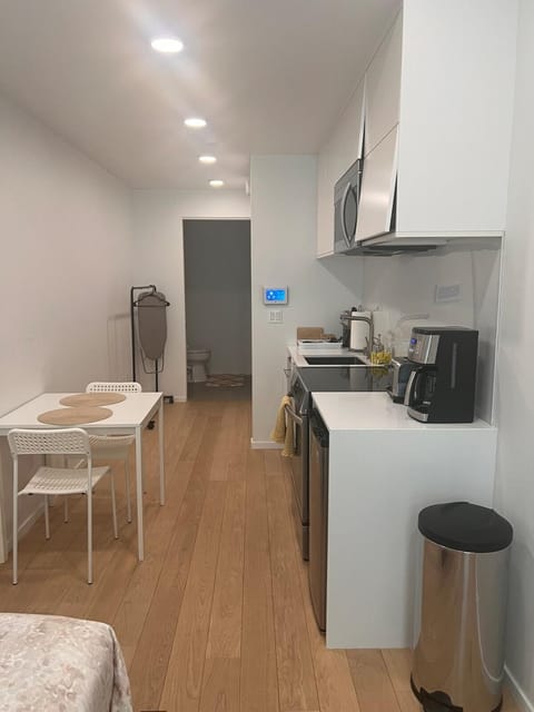 Modern Brand New Stylish Fully Furnished Studio Close to Downtown Apartment in Sacramento