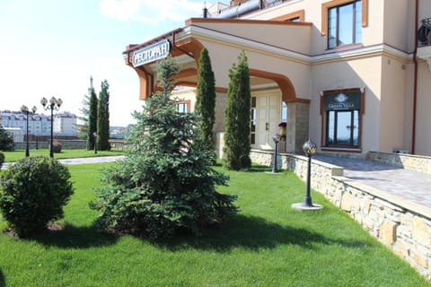 Facade/entrance, Day, Garden
