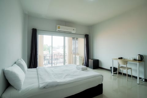 Bed, Photo of the whole room, Dining area, Bedroom, air conditioner