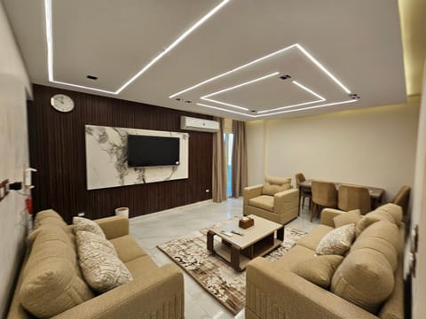 Communal lounge/ TV room, TV and multimedia, Living room, Seating area, Evening entertainment