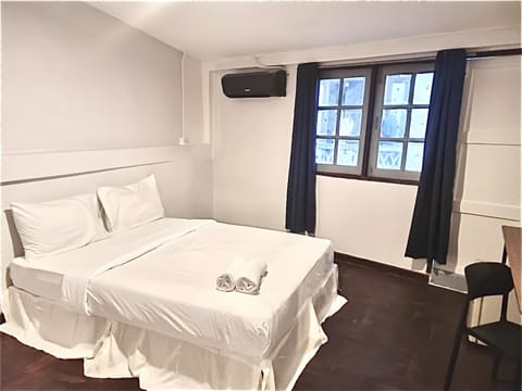 Bed, Photo of the whole room, Bedroom, air conditioner