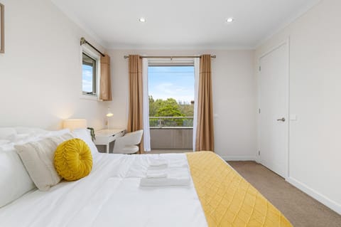 Bed, View (from property/room), Balcony/Terrace, Bedroom