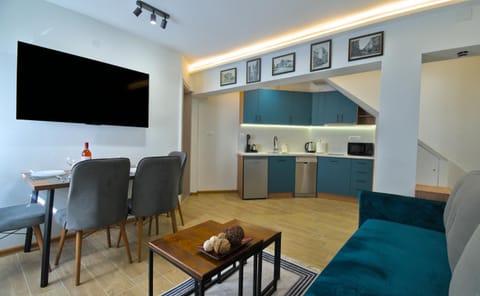TV and multimedia, Kitchen or kitchenette, Living room, Seating area, Dining area, oven, stove