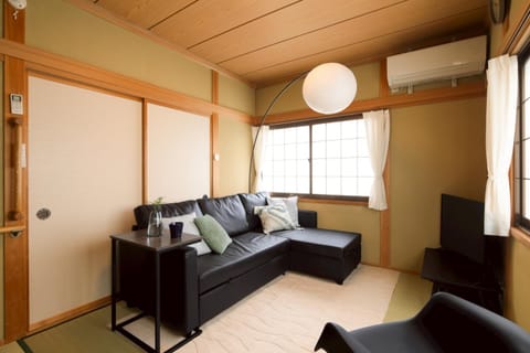 Bed, TV and multimedia, Living room, air conditioner
