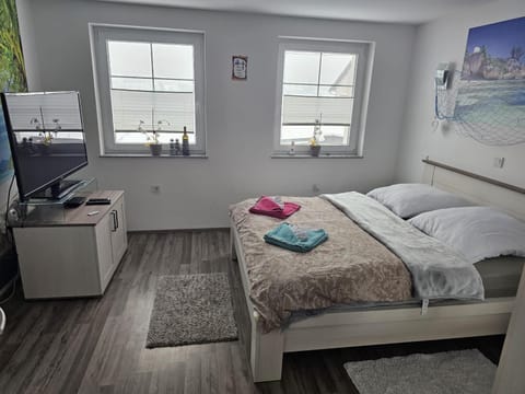 TV and multimedia, Photo of the whole room, Bedroom, Garden view, towels