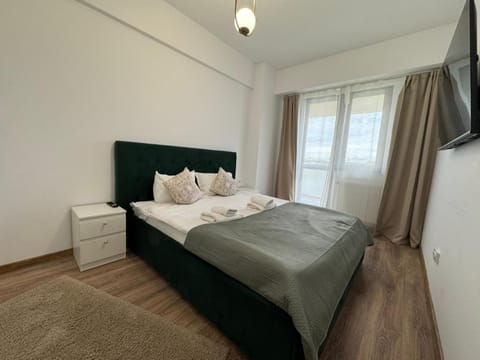 Bed, TV and multimedia, Bedroom