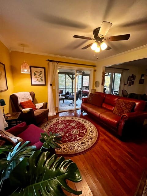 Living room, Photo of the whole room, Seating area, fireplace