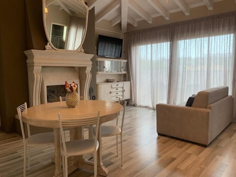 TV and multimedia, Living room, Seating area, Dining area