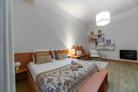 Bed, Living room, Photo of the whole room