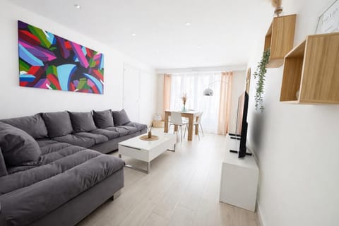 Communal lounge/ TV room, TV and multimedia, Living room, Seating area