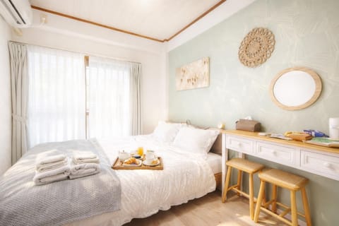 Bed, Bedroom, towels