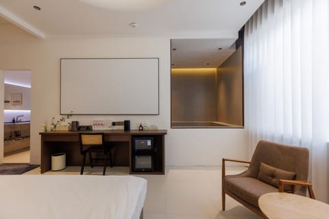 Hot Tub, Coffee/tea facilities, Bedroom