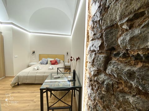 Bed, Dining area, Bedroom