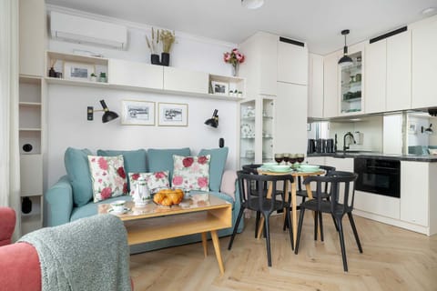 Kitchen or kitchenette, Living room, Seating area, Dining area