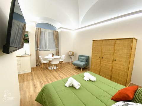 Bed, TV and multimedia, Photo of the whole room, Bedroom, towels, wardrobe