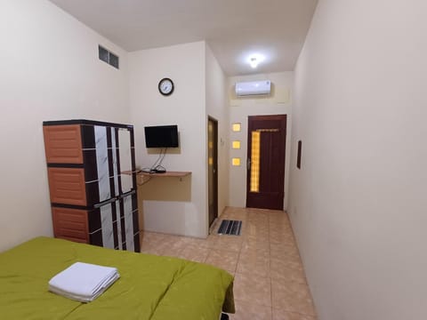 Bed, TV and multimedia, Guests, towels, wardrobe, air conditioner