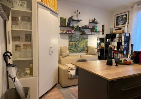 Cozy apartment - quiet and greenery nearby Apartment in Suresnes