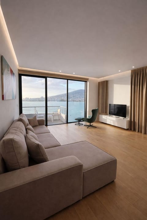 Bed, TV and multimedia, Photo of the whole room, Seating area, Sea view