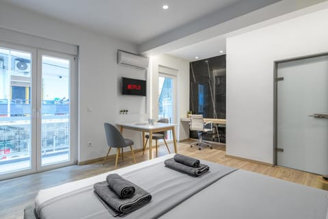 Bed, TV and multimedia, Photo of the whole room, Seating area, Dining area, towels, air conditioner