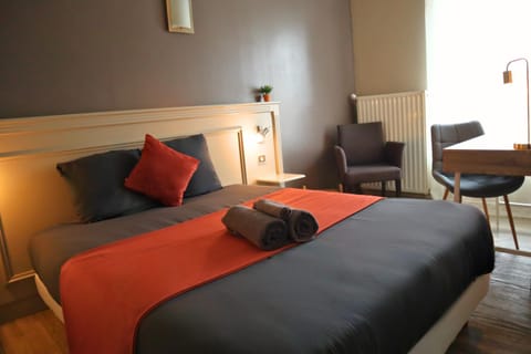 Bed, Seating area, heating