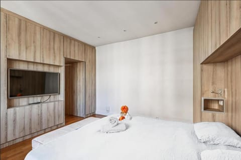 Bed, TV and multimedia, Photo of the whole room, Bedroom, towels, wardrobe