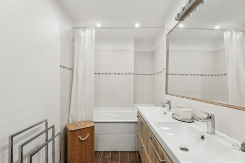 Bathroom, Bath, towels