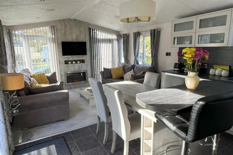 TV and multimedia, Seating area, Dining area