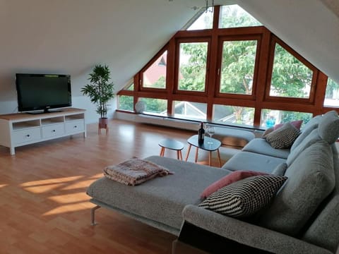 Communal lounge/ TV room, TV and multimedia, Living room, Seating area, Evening entertainment