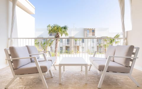 Balcony/Terrace, Pool view, Swimming pool