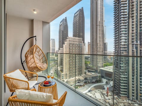 View (from property/room), Balcony/Terrace, Seating area, City view