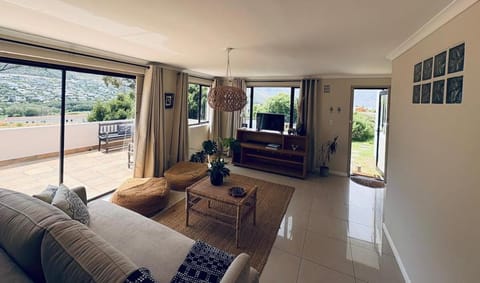Central & secure, with mountain & ocean views Apartment in Cape Town